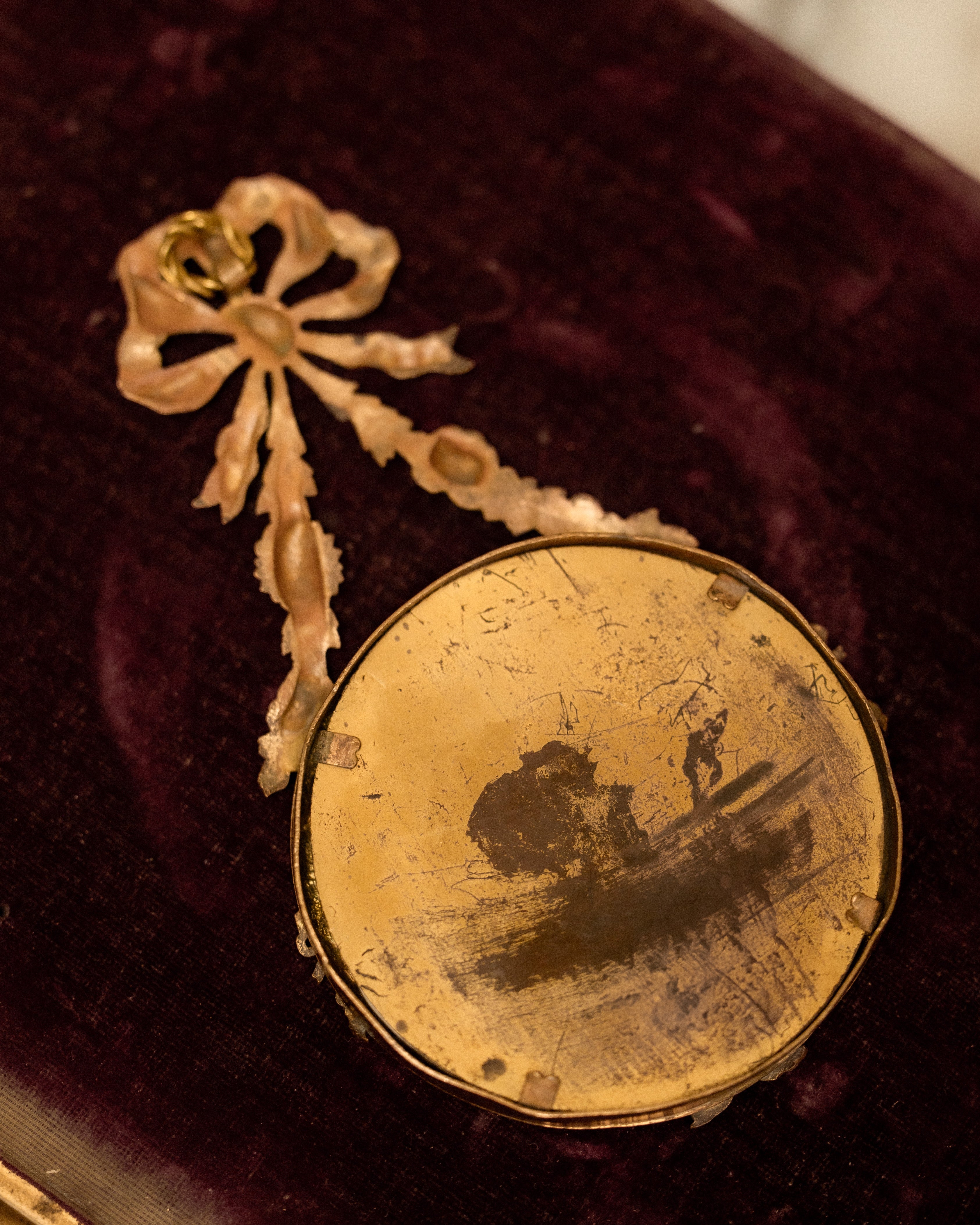 Mini Antique French Bow Swag Round Frame