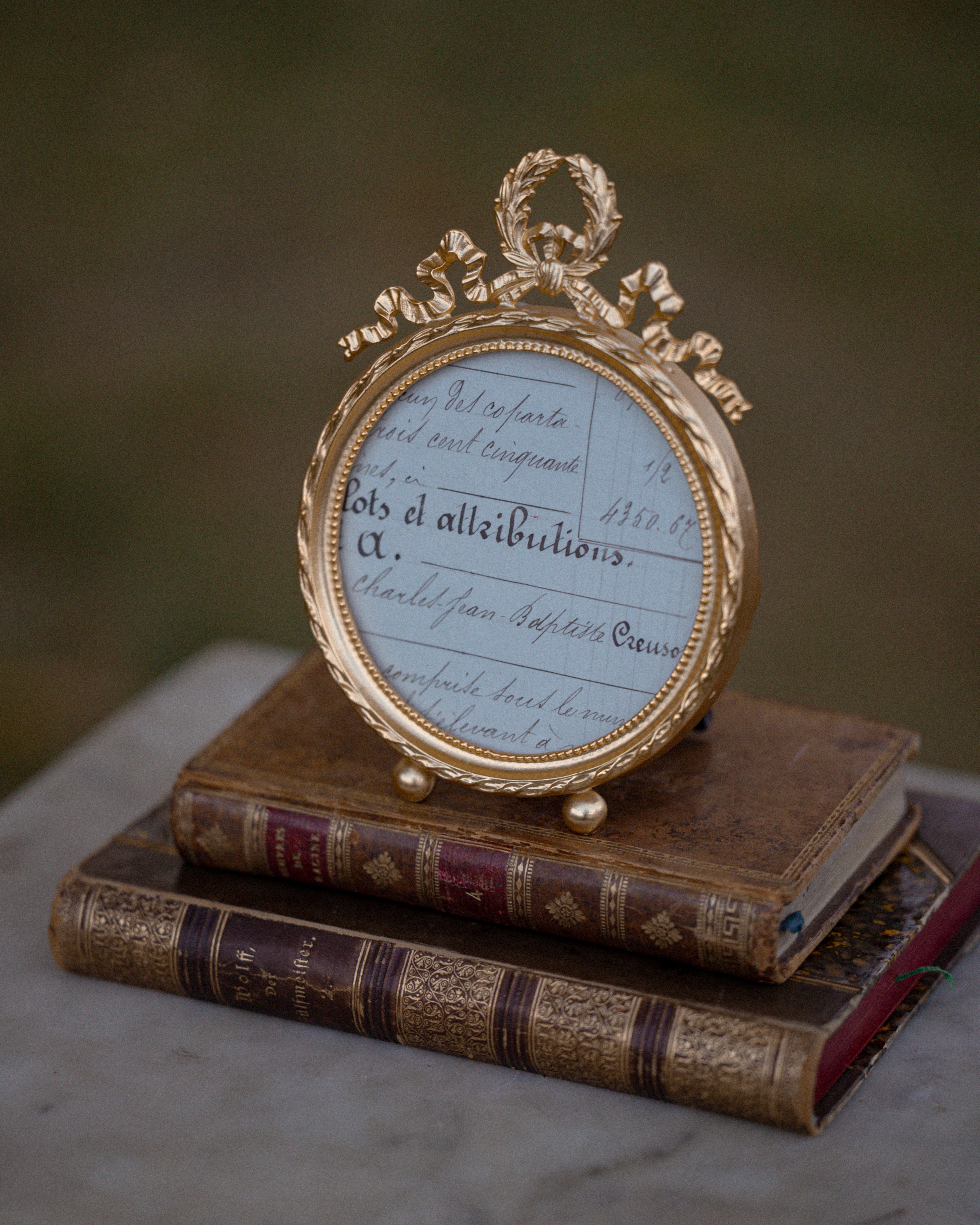 Vintage Round Frame W/ Laurel Wreath